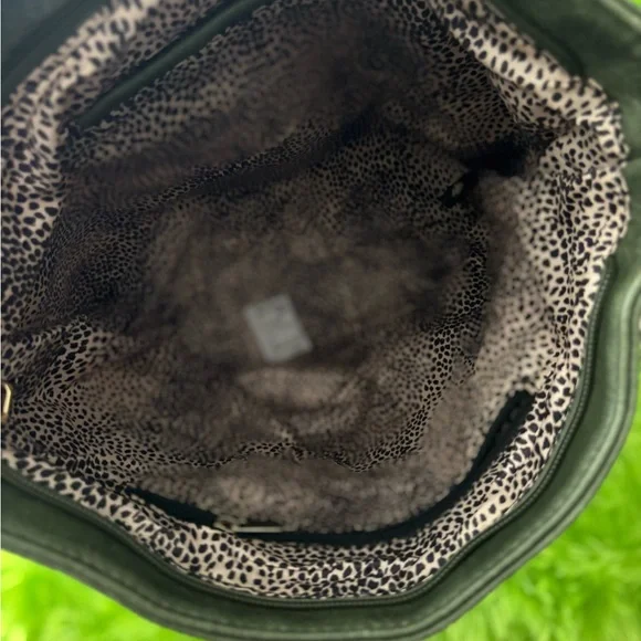 Elegant Black Leather Shoulder Bag - Picture 3 of 3